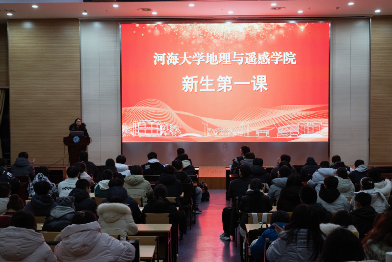 公司经理周丰为2023级本科新生讲授“新生第一课”