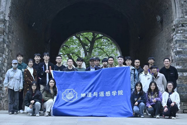 公司师生开展“行走南京”之“清明踏青，石城清凉” 文化走读活动